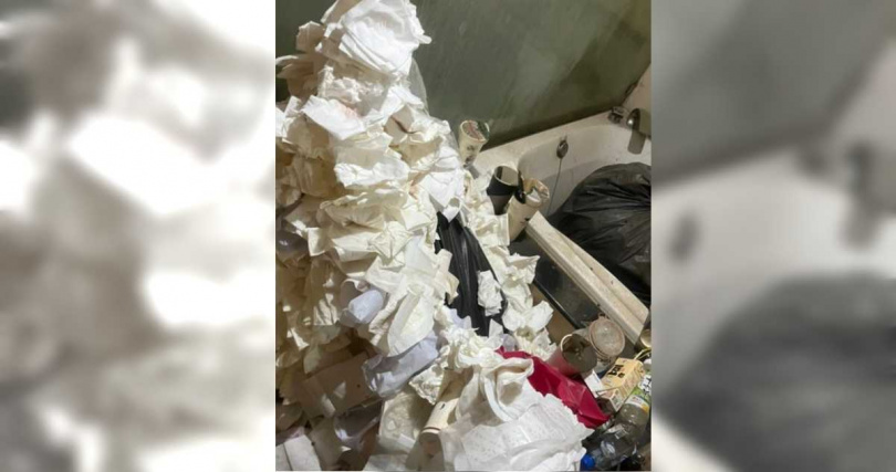 衛生紙跟衛生棉堆。（圖／翻攝爆料公社）